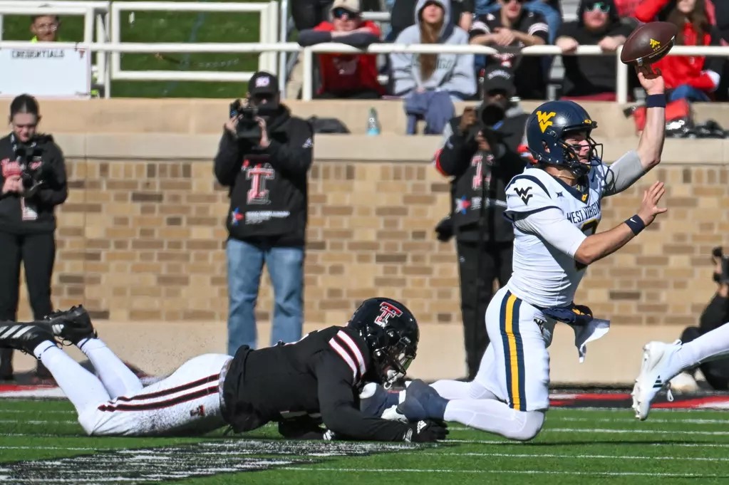 Texas Tech racks up 569 yards, pounds WVU 52-15